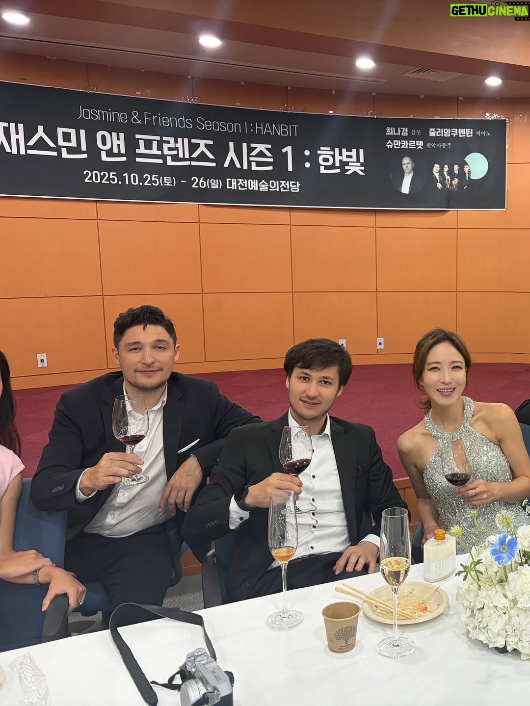 Jasmine Choi - 3.4K Likes - 🥳Day3: So thrilled to wrap up with a spectacular finale of my festival with my dear friends @schumannstringquartet - who made everyone instantly their biggest fans! I’m so grateful to have these incredible friends to my hometown and from next year we will also do a Korea tour! Already looking forward to bringing more friends🤗💛

페스티벌의 피날레 공연은 이 엄청난 슈만콰르텟의 기량과 음악성 덕분에 대전예술의전당 무대가 너무나 뜨겁게 달아올랐습니다! 이렇게 멋진 뮤지션들이 한국에 올수있고 또 관객여러분들도 이렇게 환호해주시니 제가 마치 엄마라도 된듯 뿌듯하더라고요. 

앞으로 제 친구들을 고향에 소개하고 또 내년부터는 투어도 있을 예정이니 많이 기대해주세요! 이번에 여러분들의 응원해 넘 감사하고 행복했어요. 사랑합니닷😍🫶🏻!! 
P.s. 공연에 온 어린 꿈나무들도 넘 반가웠어요❤