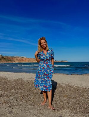 Jasmine Harman Instagram - I’ve got a @channel4 treble this week! 🩷🥰 3 classic episodes of @aplaceinthesunofficial Monday, Wednesday & Friday! 🎉

Monday: Angie & Alan 📍Orihuela Costa 💰 60k

Wednesday: Bev & Errol 📍Mar Menor 💰 65k

Friday: Jill & Ronnie 📍Languedoc-Roussillon 💰 250k 

Let me know what you thought of all these options! 🥰

#aplaceinthesun #repeat #channel4 #househunting #newhome #spain #france @freeform_productions