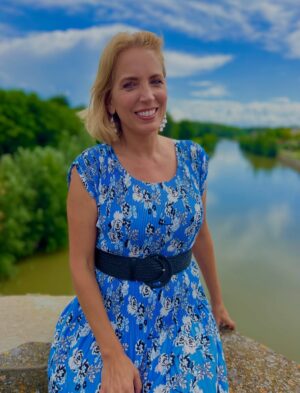 Jasmine Harman Instagram - I’ve got a @channel4 treble this week! 🩷🥰 3 classic episodes of @aplaceinthesunofficial Monday, Wednesday & Friday! 🎉

Monday: Angie & Alan 📍Orihuela Costa 💰 60k

Wednesday: Bev & Errol 📍Mar Menor 💰 65k

Friday: Jill & Ronnie 📍Languedoc-Roussillon 💰 250k 

Let me know what you thought of all these options! 🥰

#aplaceinthesun #repeat #channel4 #househunting #newhome #spain #france @freeform_productions