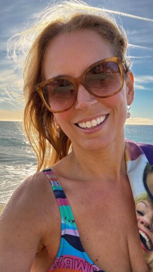 Jasmine Harman Instagram - Zumba x Christmas songs - show me a better combo! 💃🏻🎅🏽 Starting my week off strong! 

This morning I had Zumba with the ladies followed by a solo swim in the sea! 🌊🩷 My first sea swim of December 🌴

How did you spend your Monday morning? 

#MondayMotivation #zumba #swim #sea #beach @zumba