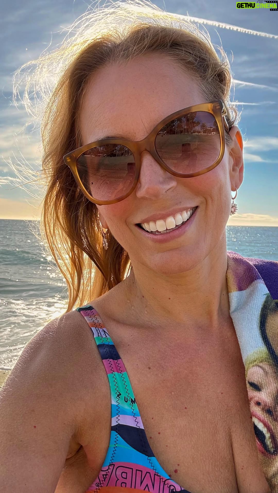 Jasmine Harman - 7.8K Likes - Zumba x Christmas songs - show me a better combo! 💃🏻🎅🏽 Starting my week off strong! 

This morning I had Zumba with the ladies followed by a solo swim in the sea! 🌊🩷 My first sea swim of December 🌴

How did you spend your Monday morning? 

#MondayMotivation #zumba #swim #sea #beach @zumba