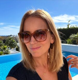 Jasmine Harman Instagram - The weather outside is … delightful! Celebrating at a Christmas party… this just doesn’t feel right!! 🎄 

Envious? 😜

#wintersun #christmas