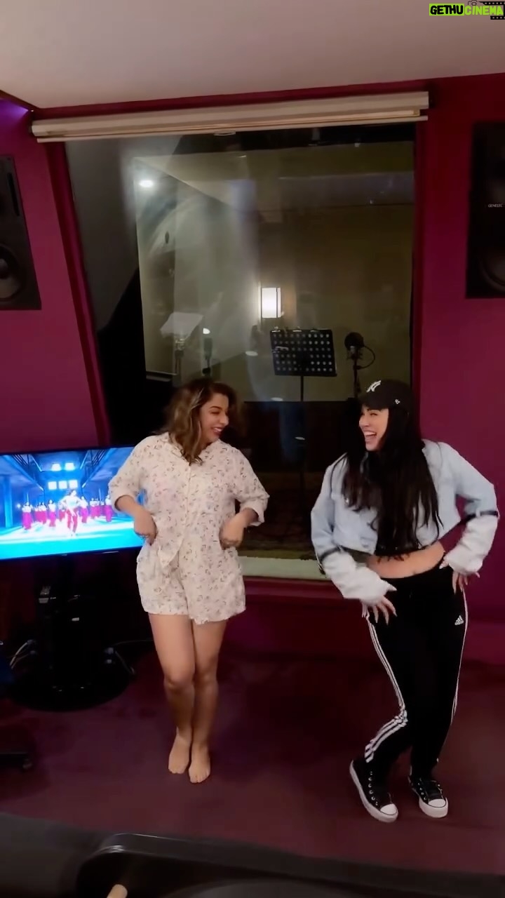 Jasmine Sandlas - 107.3K Likes - Just 2 American girlies dancing in Mumbai ❤️❤️ 

@laurengottlieb