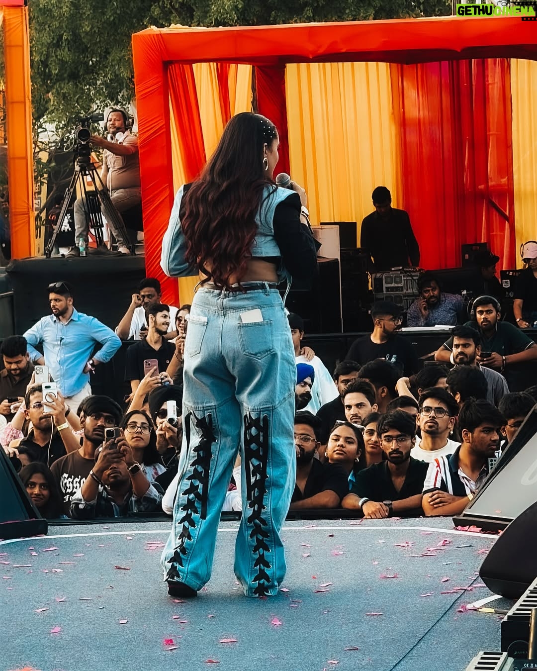 Jaspreet Dyora - 42.9K Likes - Dyora kehndi... ✍️ 
Mein chakni ni call wali jurt na kari 
Tu sadi vekh gaaneya di laadu mein jhadi
Mein suneya o kal teri jhanjra luta gyi
Lai Dyora tere mure poori settle khadi 🚀

#galsungal #comingsoon #kikehndidyorafer #dyorakehndi #dyora #jkd 

Outfit @saintandi.official 
Styled by @roshiijain @nainaamehrotraa 
@iplixmedia
Makeup @makeupartistryybymuskan 
Hair @the_curly_story
