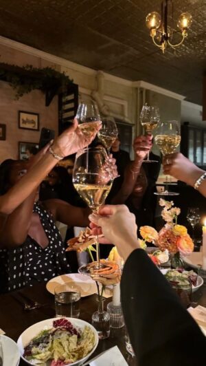 Jasú Montero Instagram - Tipos de amigas en la cena navideña 🎄🎅🏻 cualquier parecido con tu grupo de amigas es pura coincidencia 😂☺️🙂‍↔️ #amigas #viral #fyp #bff #navidad #cena #girls