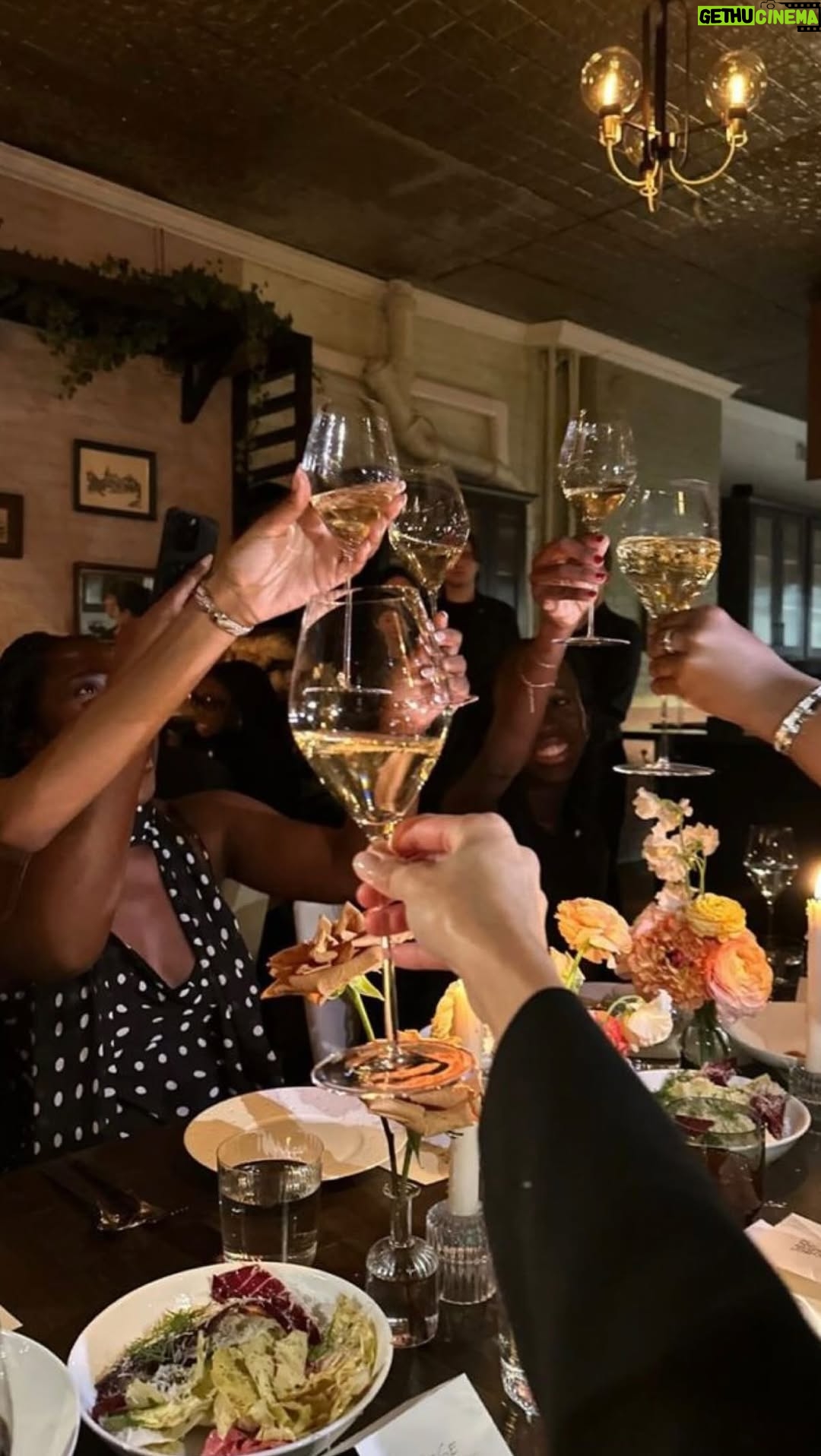 Jasú Montero - 10.3K Likes - Tipos de amigas en la cena navideña 🎄🎅🏻 cualquier parecido con tu grupo de amigas es pura coincidencia 😂☺️🙂‍↔️ #amigas #viral #fyp #bff #navidad #cena #girls
