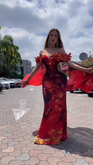 Jasú Montero Instagram - Mostrando estos hermosos vestidos quede encantada con todos ❤️ gracias a mi querido amigo por estar conmigo y tus creaciones maravillosas @dixonlarosa 😘🙏