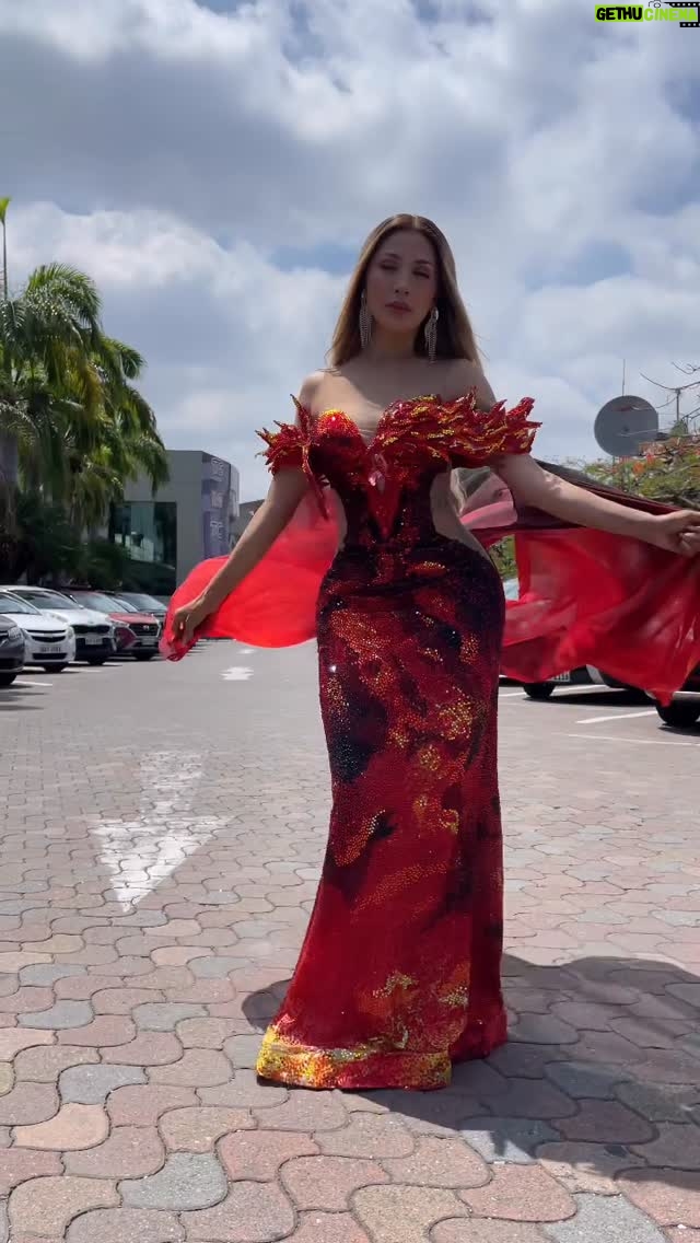 Jasú Montero - 1.7K Likes - Mostrando estos hermosos vestidos quede encantada con todos ❤️ gracias a mi querido amigo por estar conmigo y tus creaciones maravillosas @dixonlarosa 😘🙏