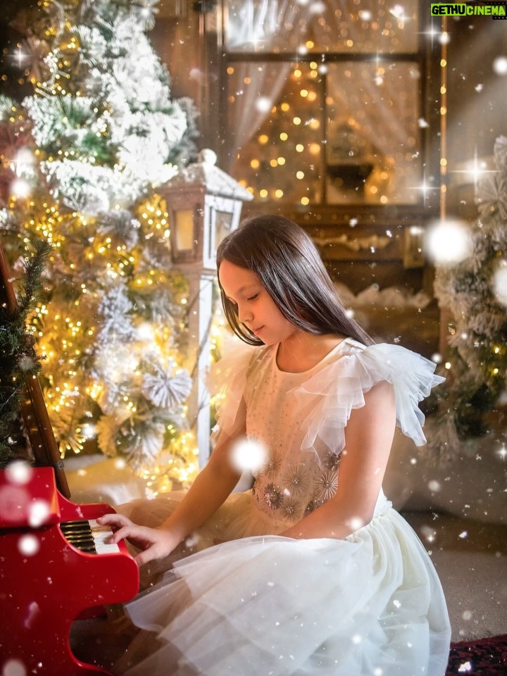 Jazmín Pinedo - 4.6K Likes - Nada que pedir, todo que agradecer. 
Feliz Navidad! 🙏🏻♥️💫🎄