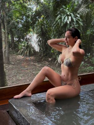 Jazmín Pinedo Instagram - “Cosas sobrenaturales pasan en la selva” 🌴🫀🦋🍃