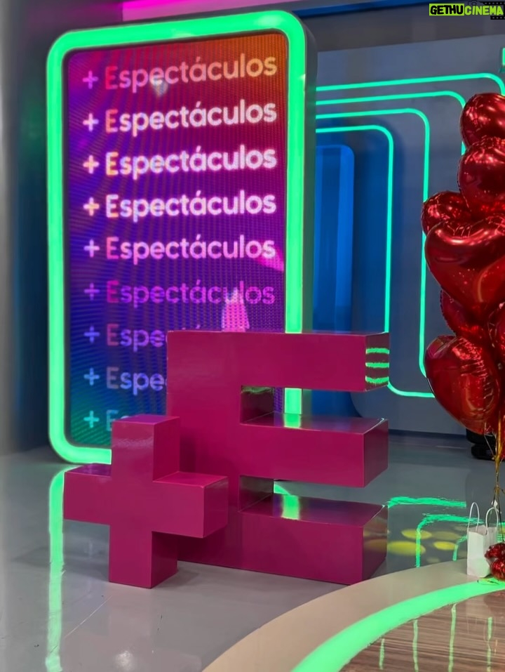Jazmín Pinedo - 13.5K Likes - Es tan difícil transmitir con palabras lo afortunada que me hacen sentir con tanto cariño! 🐻 Mi @fcojazpinedo me sorprendió ayer cuando salía del canal y hoy llegaron hasta el set llenándolo de flores y detalles que como siempre llevaré en mi corazón! No dejan de sorprenderme! Los quiero muchísimo! A cada uno de ustedes, gracias por acompañarme tantossss años, ojalá sean muchos más! ♥️