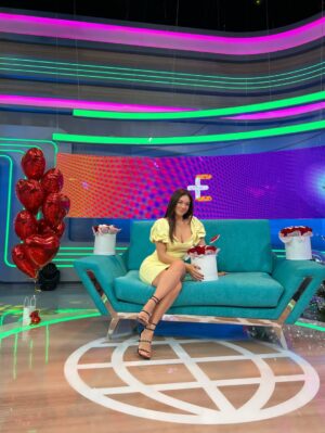 Jazmín Pinedo Instagram - Es tan difícil transmitir con palabras lo afortunada que me hacen sentir con tanto cariño! 🐻 Mi @fcojazpinedo me sorprendió ayer cuando salía del canal y hoy llegaron hasta el set llenándolo de flores y detalles que como siempre llevaré en mi corazón! No dejan de sorprenderme! Los quiero muchísimo! A cada uno de ustedes, gracias por acompañarme tantossss años, ojalá sean muchos más! ♥️