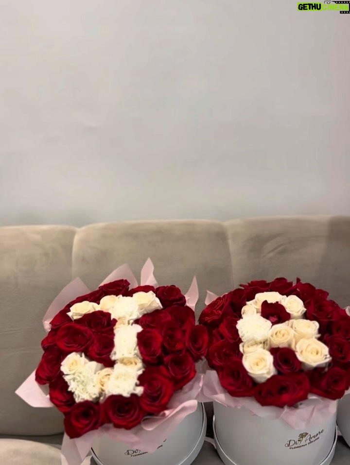 Jazmín Pinedo - 13.5K Likes - Es tan difícil transmitir con palabras lo afortunada que me hacen sentir con tanto cariño! 🐻 Mi @fcojazpinedo me sorprendió ayer cuando salía del canal y hoy llegaron hasta el set llenándolo de flores y detalles que como siempre llevaré en mi corazón! No dejan de sorprenderme! Los quiero muchísimo! A cada uno de ustedes, gracias por acompañarme tantossss años, ojalá sean muchos más! ♥️