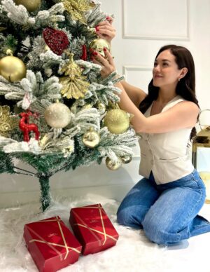 Jazmín Pinedo Instagram - 4 cosas que amo de las Visperas de Navidad:
1- Decorar la casa con mi Khalee, es todo un ritual🎄
2- Arreglarme para los intercambios de regalo con mi labial favorito Forever Liquido de L’BEL 💋
3- Disfrutar de un rico chocolate caliente cuando todo está listo, aunque ya no haga tanto frío ✔️
4- Recibir regalos especiales anticipadamente como el Fleur Divine de L’BEL ✨
Y tú qué más agregarías a la lista?
#publicidad @lbelonline