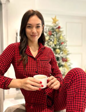 Jazmín Pinedo Instagram - 4 cosas que amo de las Visperas de Navidad:
1- Decorar la casa con mi Khalee, es todo un ritual🎄
2- Arreglarme para los intercambios de regalo con mi labial favorito Forever Liquido de L’BEL 💋
3- Disfrutar de un rico chocolate caliente cuando todo está listo, aunque ya no haga tanto frío ✔️
4- Recibir regalos especiales anticipadamente como el Fleur Divine de L’BEL ✨
Y tú qué más agregarías a la lista?
#publicidad @lbelonline