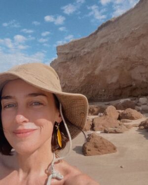 Jazmín Stuart Instagram - Me enredé con las flores más lindas, descubri la playa desierta y pasé la tarde sola a lo Robinson Crusoe, vi ponerse el sol en una pradera dorada en donde crucé miradas con caballos de lo más amables, leí un libro sobre animales, naturaleza y curiosidades, y no pasé ni un solo día sin nadar en el mar que lo cura todo.
Si sumamos muchos abrazos con hijo y bastante risa con amigas, creo que hay energía y gratitud para rato, y para compartir también. ✨