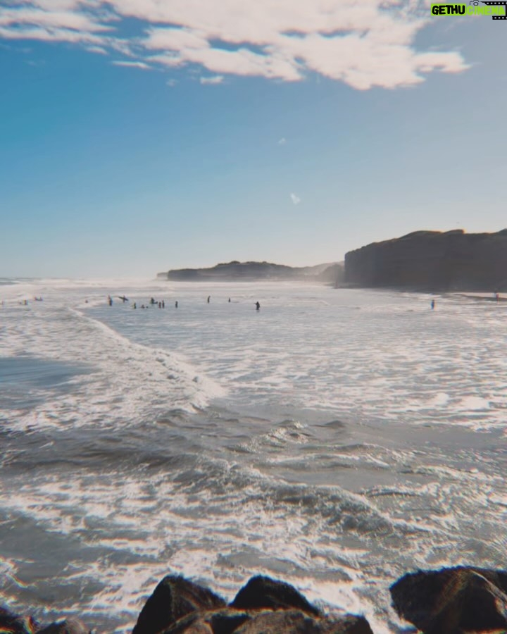 Jazmín Stuart - 2.9K Likes - Me enredé con las flores más lindas, descubri la playa desierta y pasé la tarde sola a lo Robinson Crusoe, vi ponerse el sol en una pradera dorada en donde crucé miradas con caballos de lo más amables, leí un libro sobre animales, naturaleza y curiosidades, y no pasé ni un solo día sin nadar en el mar que lo cura todo.
Si sumamos muchos abrazos con hijo y bastante risa con amigas, creo que hay energía y gratitud para rato, y para compartir también. ✨