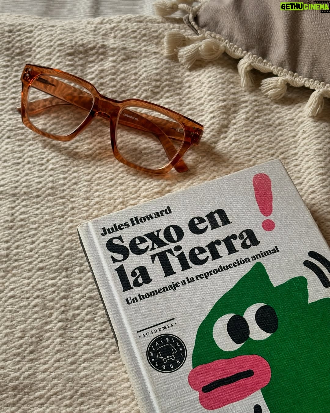 Jazmín Stuart - 2.9K Likes - Me enredé con las flores más lindas, descubri la playa desierta y pasé la tarde sola a lo Robinson Crusoe, vi ponerse el sol en una pradera dorada en donde crucé miradas con caballos de lo más amables, leí un libro sobre animales, naturaleza y curiosidades, y no pasé ni un solo día sin nadar en el mar que lo cura todo.
Si sumamos muchos abrazos con hijo y bastante risa con amigas, creo que hay energía y gratitud para rato, y para compartir también. ✨