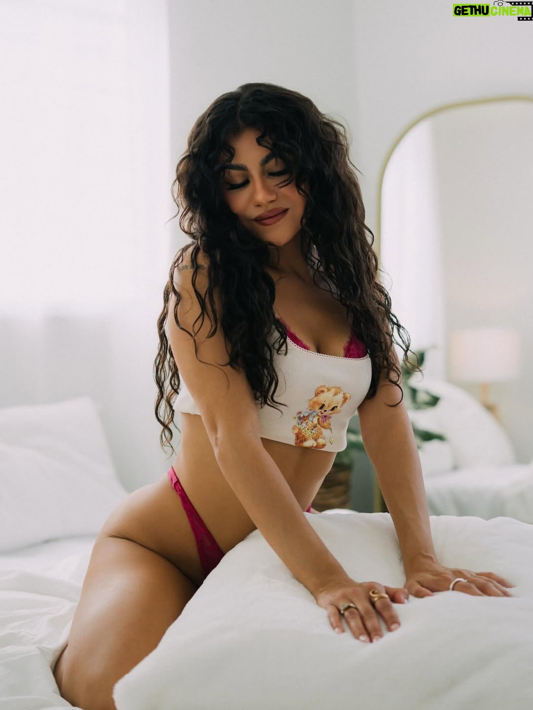 Jearnest Corchado - 3.4K Likes - Let’s pretend this was my first @cosmopolitan shoot, yeah? Let’s make boudoir photoshoots a trend, I want to see women all shapes & ages feeling good, powerful & sexyyyy!!!! 💁‍♀️👠💅💋

Quiero ver a todo tipo de mujer, no importa la edad, ni tamaño— sentirse bien, sentirse sexy y poderosa!! 

📸@kelvinpaganphotography la sacaste del parque 🚀
💄@_nikoledenisse y tuuuuuu 🌹🌹🌹