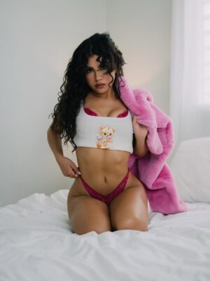 Jearnest Corchado Instagram - Let’s pretend this was my first @cosmopolitan shoot, yeah? Let’s make boudoir photoshoots a trend, I want to see women all shapes & ages feeling good, powerful & sexyyyy!!!! 💁‍♀️👠💅💋

Quiero ver a todo tipo de mujer, no importa la edad, ni tamaño— sentirse bien, sentirse sexy y poderosa!! 

📸@kelvinpaganphotography la sacaste del parque 🚀
💄@_nikoledenisse y tuuuuuu 🌹🌹🌹