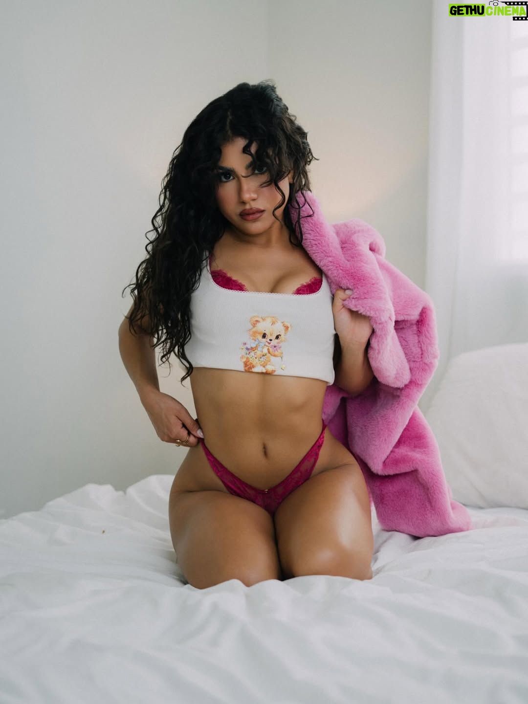Jearnest Corchado - 3.4K Likes - Let’s pretend this was my first @cosmopolitan shoot, yeah? Let’s make boudoir photoshoots a trend, I want to see women all shapes & ages feeling good, powerful & sexyyyy!!!! 💁‍♀️👠💅💋

Quiero ver a todo tipo de mujer, no importa la edad, ni tamaño— sentirse bien, sentirse sexy y poderosa!! 

📸@kelvinpaganphotography la sacaste del parque 🚀
💄@_nikoledenisse y tuuuuuu 🌹🌹🌹