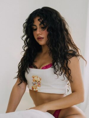 Jearnest Corchado Instagram - Let’s pretend this was my first @cosmopolitan shoot, yeah? Let’s make boudoir photoshoots a trend, I want to see women all shapes & ages feeling good, powerful & sexyyyy!!!! 💁‍♀️👠💅💋

Quiero ver a todo tipo de mujer, no importa la edad, ni tamaño— sentirse bien, sentirse sexy y poderosa!! 

📸@kelvinpaganphotography la sacaste del parque 🚀
💄@_nikoledenisse y tuuuuuu 🌹🌹🌹