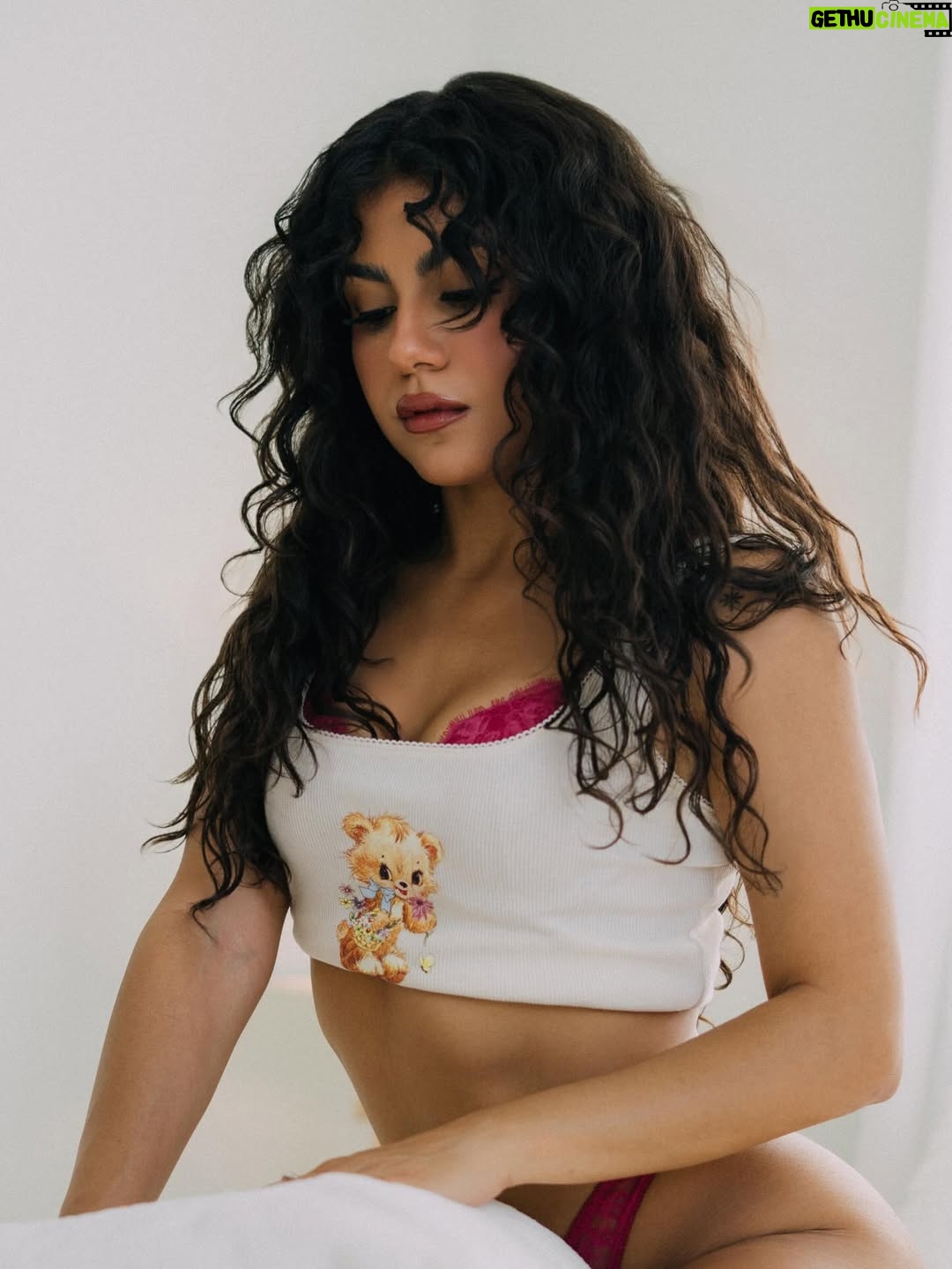 Jearnest Corchado - 3.4K Likes - Let’s pretend this was my first @cosmopolitan shoot, yeah? Let’s make boudoir photoshoots a trend, I want to see women all shapes & ages feeling good, powerful & sexyyyy!!!! 💁‍♀️👠💅💋

Quiero ver a todo tipo de mujer, no importa la edad, ni tamaño— sentirse bien, sentirse sexy y poderosa!! 

📸@kelvinpaganphotography la sacaste del parque 🚀
💄@_nikoledenisse y tuuuuuu 🌹🌹🌹