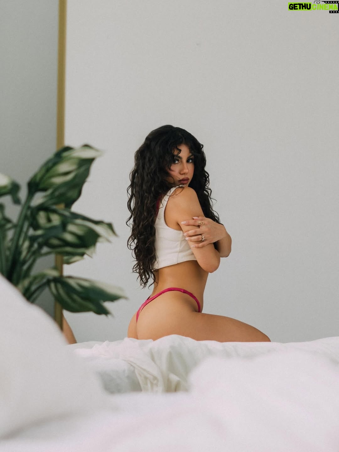 Jearnest Corchado - 3.4K Likes - Let’s pretend this was my first @cosmopolitan shoot, yeah? Let’s make boudoir photoshoots a trend, I want to see women all shapes & ages feeling good, powerful & sexyyyy!!!! 💁‍♀️👠💅💋

Quiero ver a todo tipo de mujer, no importa la edad, ni tamaño— sentirse bien, sentirse sexy y poderosa!! 

📸@kelvinpaganphotography la sacaste del parque 🚀
💄@_nikoledenisse y tuuuuuu 🌹🌹🌹