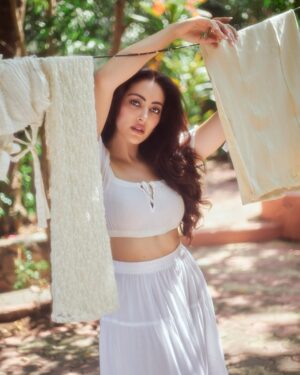 Jeniffer Piccinato Instagram - “In my own little world “
🍉🤍
Hair @pendurkar_sush 
Make up @makeupbyhabiba2024 
Stylist @stylistshikhar 
Photo @saurabh_sonkar 
Location @backstage_mumbai
