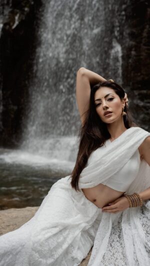 Jeniffer Piccinato Instagram - In my goddess era ✨
.
.
(Behind the scenes from the photoshoot with @nataliaarantseva and makeup by @senyamua at @ayatana.resorts )

#asokamakeup #indiamakeup #makeup #challengemakeup #trend #makeuptrend #bollywood