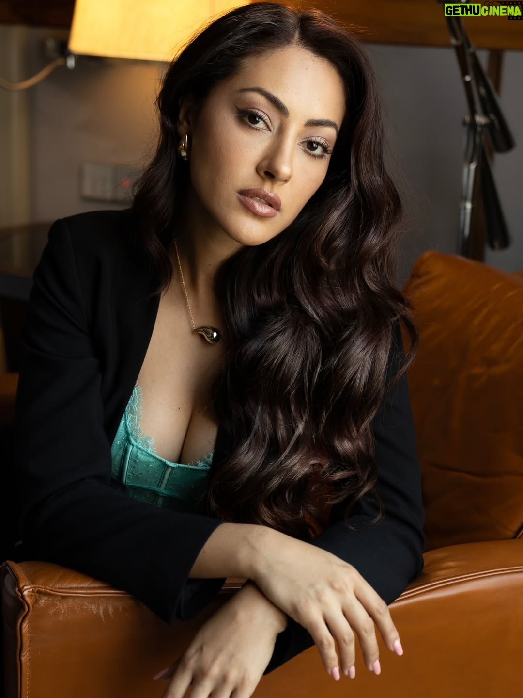 Jeniffer Piccinato - 6.5K Likes - 💼business mode
.
.
.
Photography by @alexandrenomad 
Corset @hunkemoller