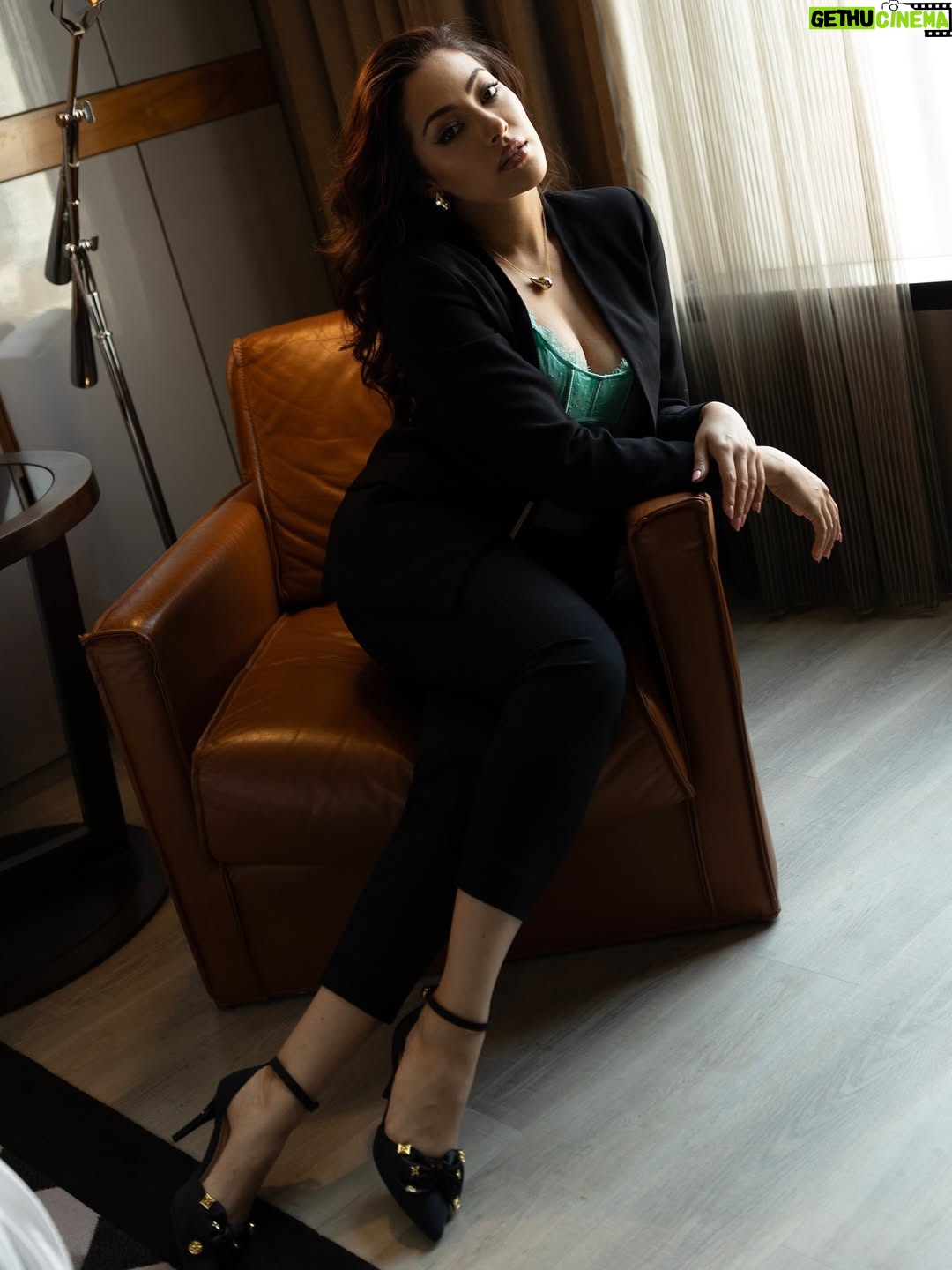 Jeniffer Piccinato - 6.5K Likes - 💼business mode
.
.
.
Photography by @alexandrenomad 
Corset @hunkemoller