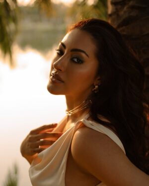 Jeniffer Piccinato Instagram - “I’ve learned that I can be both , wild and holy. “
.
.
.

#internationalwomensday
Photo by @olyamuradova_ 
.
.
.
.
#sunkissed #goldengoddess #photoshoot #jenifferpiccinato
