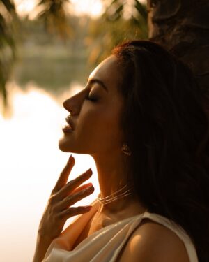 Jeniffer Piccinato Instagram - “I’ve learned that I can be both , wild and holy. “
.
.
.

#internationalwomensday
Photo by @olyamuradova_ 
.
.
.
.
#sunkissed #goldengoddess #photoshoot #jenifferpiccinato