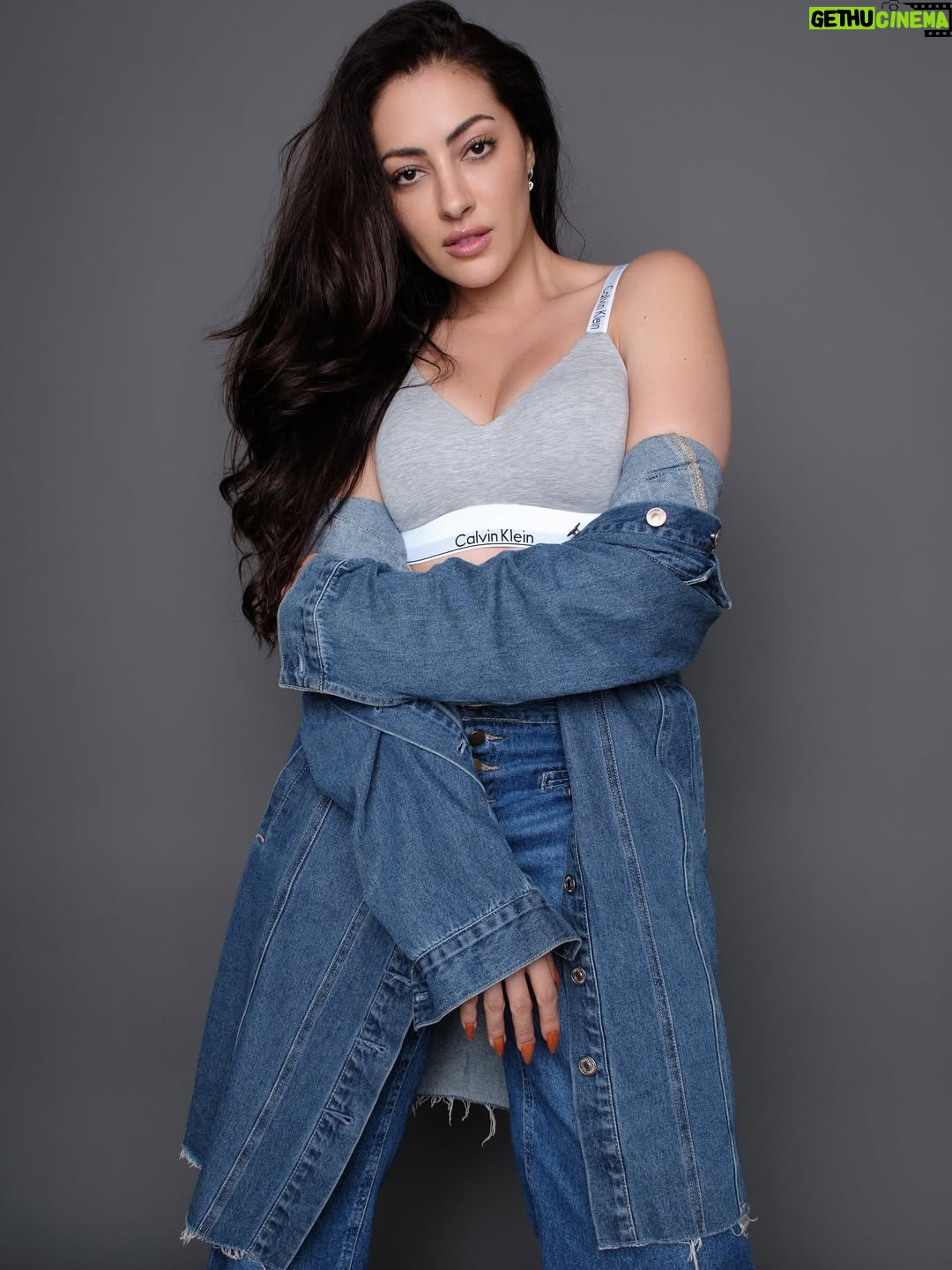 Jeniffer Piccinato - 8.9K Likes - Hug whatcha love 🤗
#mycalvins #CK @calvinklein 
.
.
Photo @enchill_photography