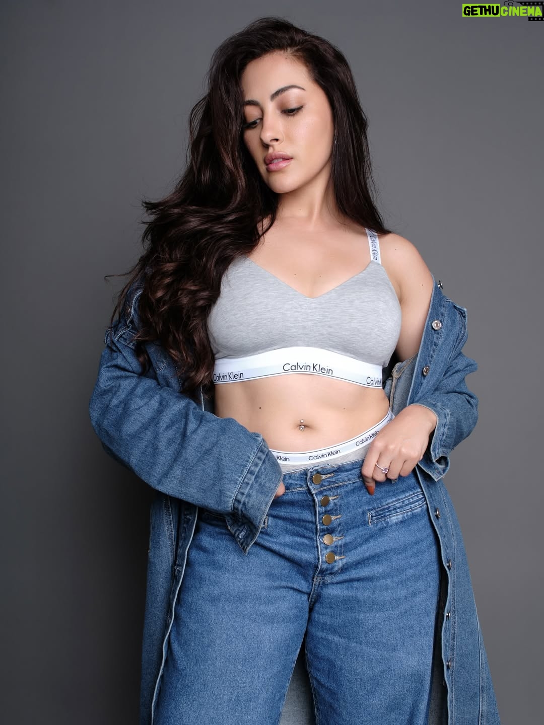 Jeniffer Piccinato - 8.9K Likes - Hug whatcha love 🤗
#mycalvins #CK @calvinklein 
.
.
Photo @enchill_photography
