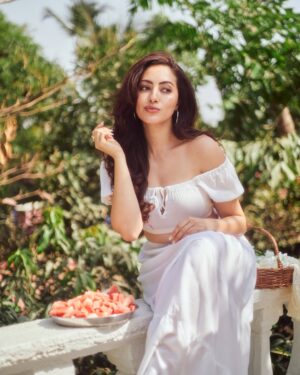 Jeniffer Piccinato Instagram - “In my own little world “
🍉🤍
Hair @pendurkar_sush 
Make up @makeupbyhabiba2024 
Stylist @stylistshikhar 
Photo @saurabh_sonkar 
Location @backstage_mumbai