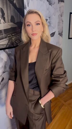 Jenn Lyon Instagram - What you know about BUSINESS. 
Soft glam on @thejennlyon for the @sagaftra screening Saturday. 

Makeup: @ignaciamsa 
Hair : @patrickkyle__ ❤️
Styling: @thefrankieshop