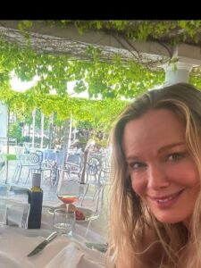 Actress Jennifer Gareis HD Photos and Wallpapers November 2025