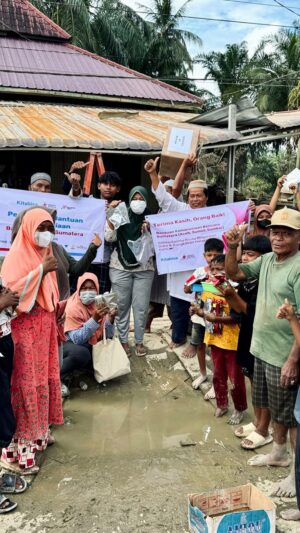Jennifer Rachel Natasya Instagram - Maaf harus foto dan tersenyum hanya untuk membantu. It really broke my heart to see this 🥺💔

Kemarin, pas dikirim foto sama team yg pergi ke Aceh Tamiang sampe berkaca-kaca, apalagi pas telfonan dan denger semua cerita asli disana 💔

Aku mau ngucapin terima kasih untuk kebaikan hati, untuk semua orang baik yang udah menyisihkan apa yang kalian punya untuk sama-sama membantu saudara kita di Aceh dan Sumut✨🤍 

Mungkin gak seberapa, tapi tapi kalo kamu dengan cara apapun bisa membantu untuk saudara kita yang ada di Aceh & Sumut, lewat apapun/siapapun, do it, take the action!

Karena mereka benar-benar membutuhkan kita. Apa pun yang kita lakukan, sekecil apa pun, akan sangat berarti bagi mereka di sana.

Terima kasihh banyak juga buat @kristin_emi_n dan team yang udah mau terjun langsung kesana, mungkin gak seberapa bantuan dari kita semua, tapi terima kasih udah hadir bagi mereka dan membagikan semua donasi untuk saudara-saudara kita di Aceh dan Sumut, God bless abundantly 🤗🤍

Walaupun sedih melihat para korban bencana di Aceh - Sumut, sedih melihat lambatnya penanganan, dan sedih karena hanya bisa membantu dengan sangat terbatas, tapi terima kasih untuk kasih yang kalian miliki ✨

Despite everything we hear about our country, I’m deeply grateful to see how generous everyone’s hearts are. May God bless you all 🤍
