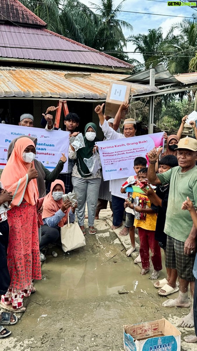 Jennifer Rachel Natasya - 129 Likes - Maaf harus foto dan tersenyum hanya untuk membantu. It really broke my heart to see this 🥺💔

Kemarin, pas dikirim foto sama team yg pergi ke Aceh Tamiang sampe berkaca-kaca, apalagi pas telfonan dan denger semua cerita asli disana 💔

Aku mau ngucapin terima kasih untuk kebaikan hati, untuk semua orang baik yang udah menyisihkan apa yang kalian punya untuk sama-sama membantu saudara kita di Aceh dan Sumut✨🤍 

Mungkin gak seberapa, tapi tapi kalo kamu dengan cara apapun bisa membantu untuk saudara kita yang ada di Aceh & Sumut, lewat apapun/siapapun, do it, take the action!

Karena mereka benar-benar membutuhkan kita. Apa pun yang kita lakukan, sekecil apa pun, akan sangat berarti bagi mereka di sana.

Terima kasihh banyak juga buat @kristin_emi_n dan team yang udah mau terjun langsung kesana, mungkin gak seberapa bantuan dari kita semua, tapi terima kasih udah hadir bagi mereka dan membagikan semua donasi untuk saudara-saudara kita di Aceh dan Sumut, God bless abundantly 🤗🤍

Walaupun sedih melihat para korban bencana di Aceh - Sumut, sedih melihat lambatnya penanganan, dan sedih karena hanya bisa membantu dengan sangat terbatas, tapi terima kasih untuk kasih yang kalian miliki ✨

Despite everything we hear about our country, I’m deeply grateful to see how generous everyone’s hearts are. May God bless you all 🤍