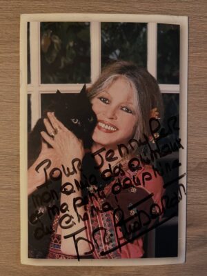 Jennyfer Chachat Instagram - Ma chère Brigitte Bardot, à peine je rentre en France que j’apprends la terrible nouvelle de ta disparition… 

Je n’oublierai jamais la chance que j’ai eu d’avoir ton soutien lors de mes émissions TV, ainsi que d’avoir entretenu une correspondance privée avec la femme la plus iconique du monde ! 

Nous partagions le même amour des animaux, les mêmes valeurs, merci pour tout ce que tu as fait pour les animaux ! 
J’espère qu’un hommage national à ta hauteur te sera fait. 
Repose en paix au paradis des animaux 🕊️🤍 

#brigittebardot #BB #bardot #rip #icône