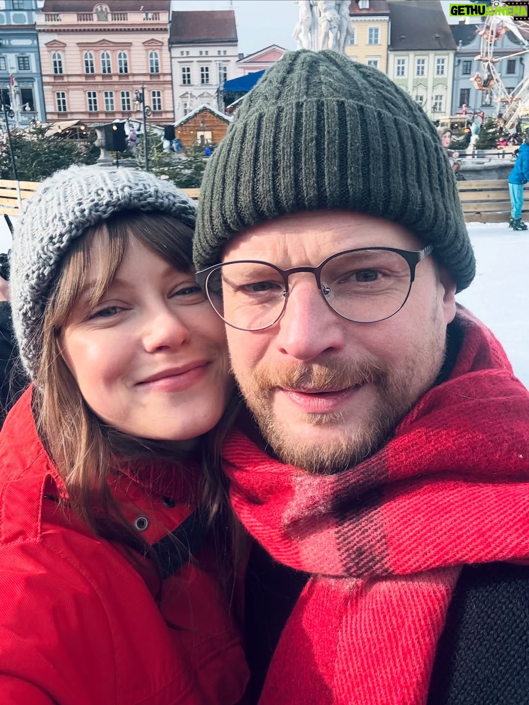 Jenovéfa Boková - 8.6K Likes - ZIMA ❄️ 

Zklidnění, ale taky někdy šedo. Člověk se musí zase naučit zpomalit a nevyčítat si to 🙏🏻