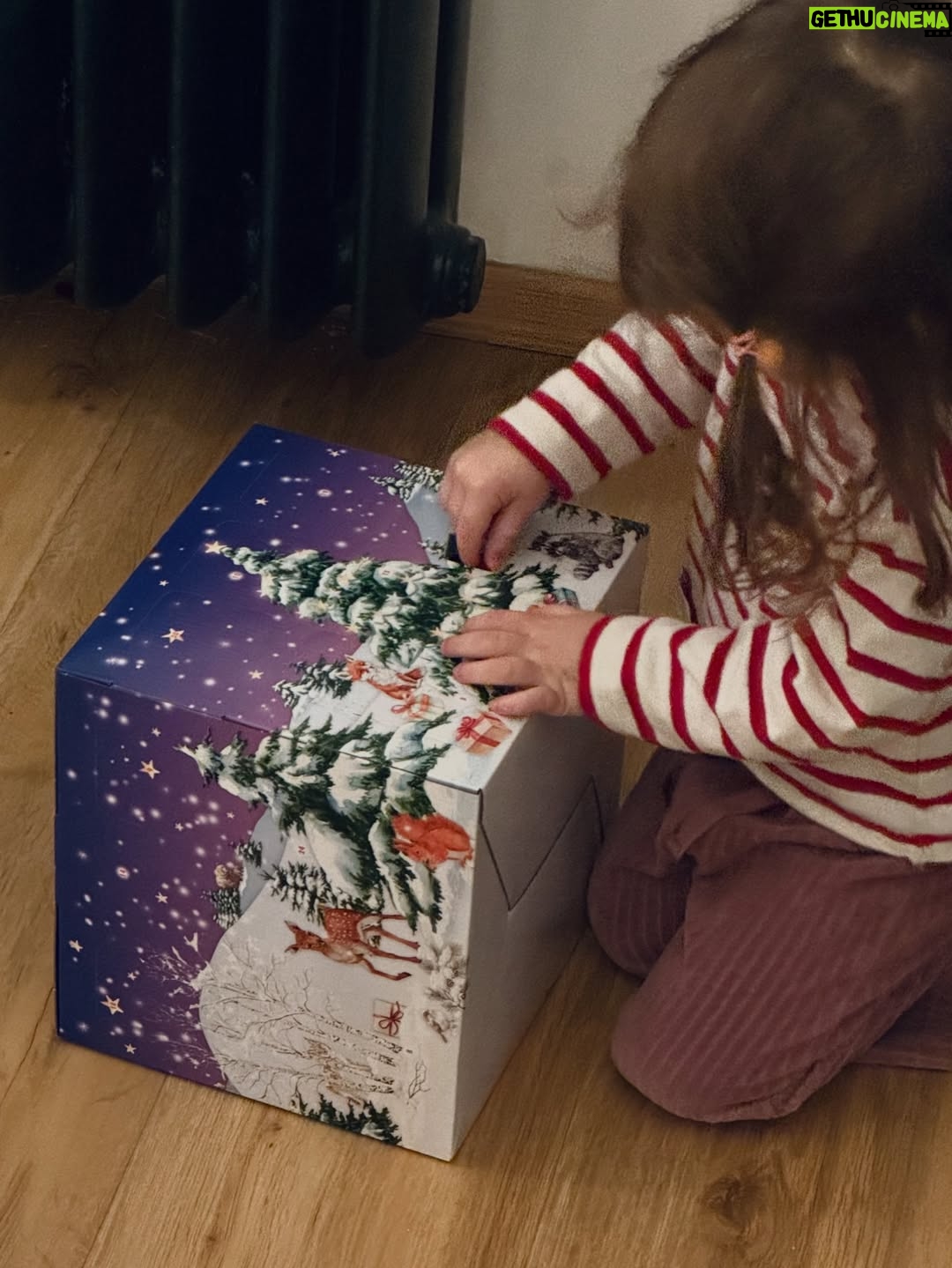 Jenovéfa Boková - 8.6K Likes - ZIMA ❄️ 

Zklidnění, ale taky někdy šedo. Člověk se musí zase naučit zpomalit a nevyčítat si to 🙏🏻