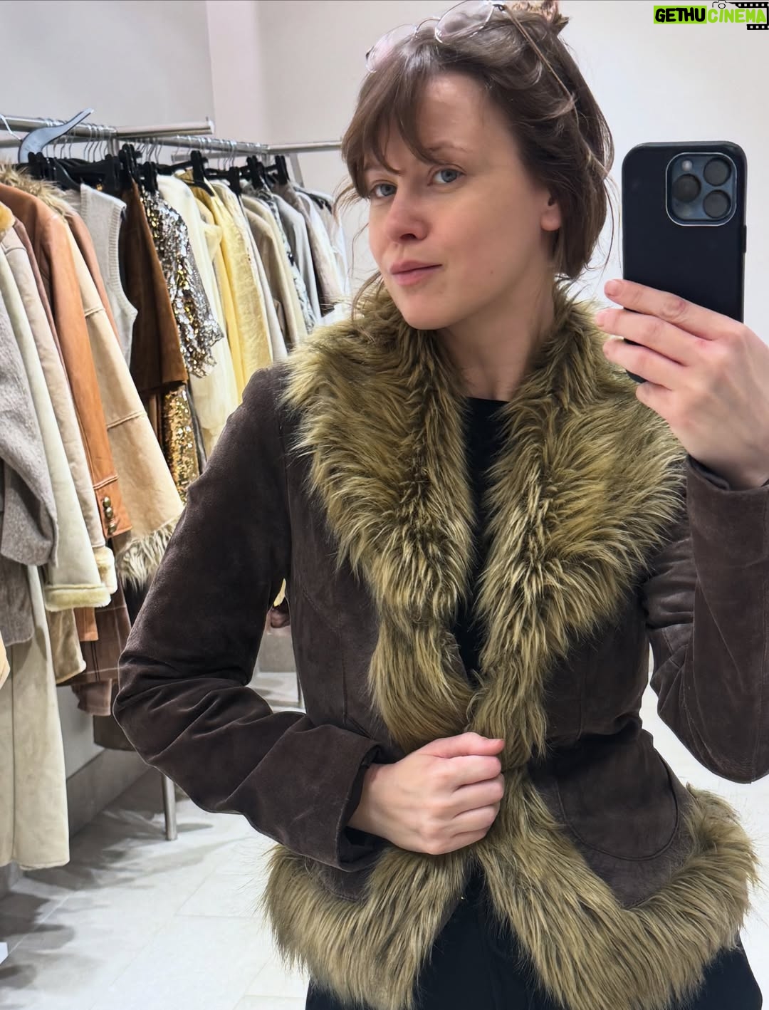 Jenovéfa Boková - 8.6K Likes - ZIMA ❄️ 

Zklidnění, ale taky někdy šedo. Člověk se musí zase naučit zpomalit a nevyčítat si to 🙏🏻