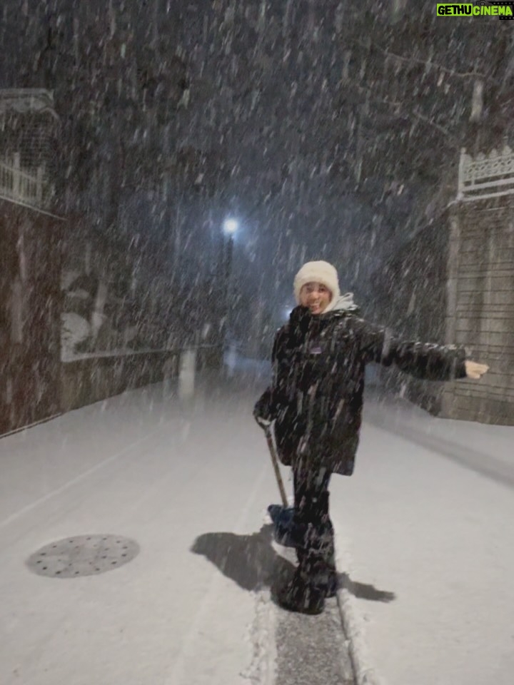 Jeon Hye-jin - 5.1K Likes - 눈 치우기 힘들어요.. 

  아니 사실 너무 신났어요 ☃️