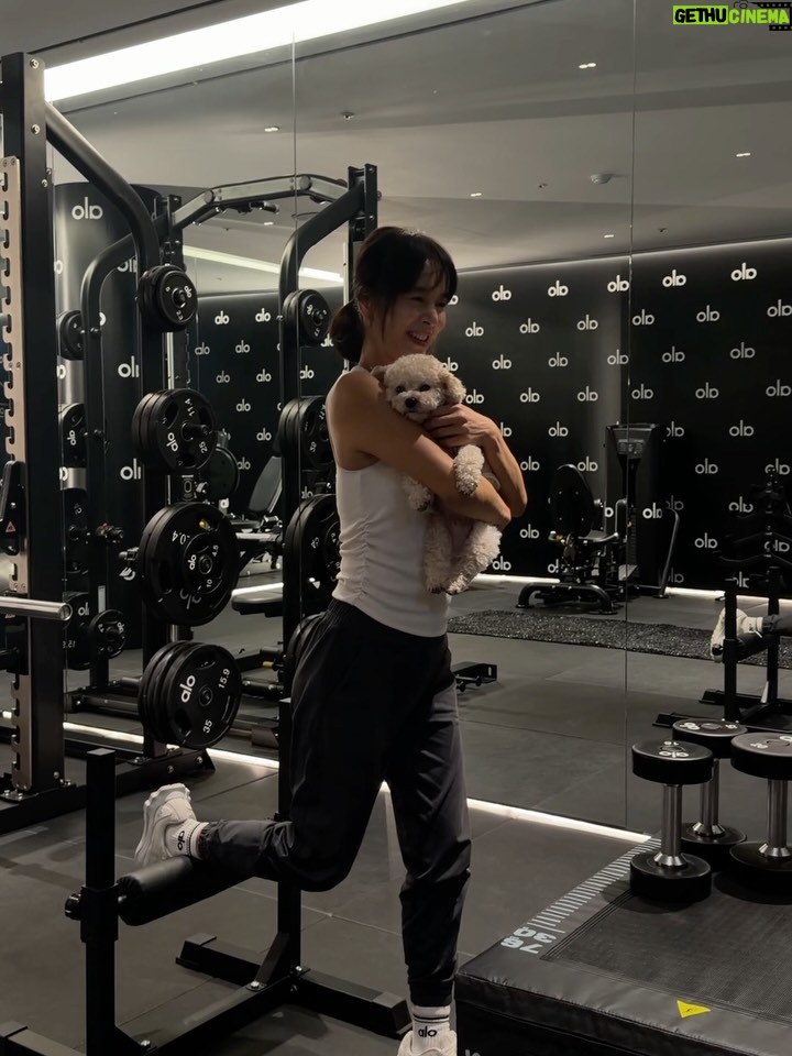 Jeong Hye-young - 3.5K Likes - 🤎
안아줘,,안아줘,,
아이들 안고서 어릴적 많이도 했는데
울 막내 레오도🤎