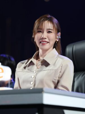 Jess Lee Instagram - 感謝 @astromalaysia  讓我有機會
以評審的身分參與《新秀，崛起吧！》總決賽！
也在現場帶來了自己的作品！！
.
看著好多很愛唱歌的新秀們努力追著自己的夢想，做著自己最愛的事，心裡很感動！
一起在音樂的道路上加油吧！