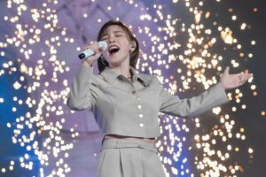 Jess Lee Instagram - 感謝 @astromalaysia  讓我有機會
以評審的身分參與《新秀，崛起吧！》總決賽！
也在現場帶來了自己的作品！！
.
看著好多很愛唱歌的新秀們努力追著自己的夢想，做著自己最愛的事，心裡很感動！
一起在音樂的道路上加油吧！