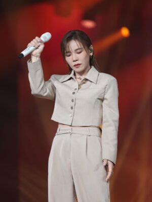 Jess Lee Instagram - 感謝 @astromalaysia  讓我有機會
以評審的身分參與《新秀，崛起吧！》總決賽！
也在現場帶來了自己的作品！！
.
看著好多很愛唱歌的新秀們努力追著自己的夢想，做著自己最愛的事，心裡很感動！
一起在音樂的道路上加油吧！